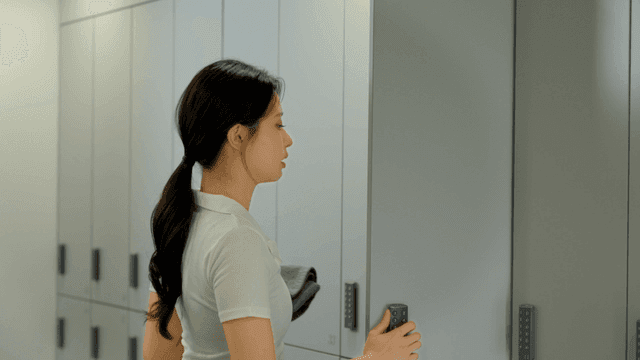 헬스장에서 사물함을 사용하는 여성
