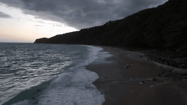 저녁의 고요한 해변과 잔잔한 파도