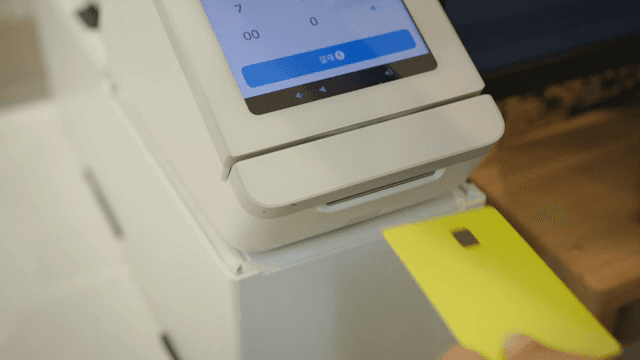 결제 단말기에 카드 삽입