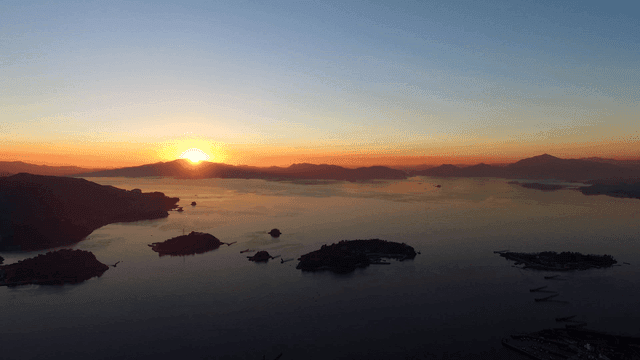 섬이 있는 고요한 바다 위의 일출