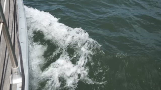 보트가 지나가며 가르는 물살과 파도