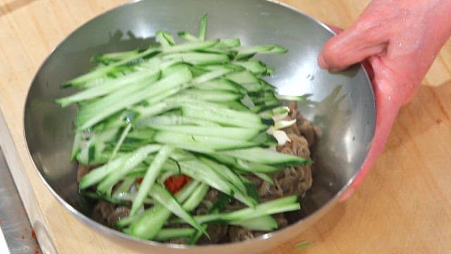 Cold buckwheat noodles with cucumber and sugar