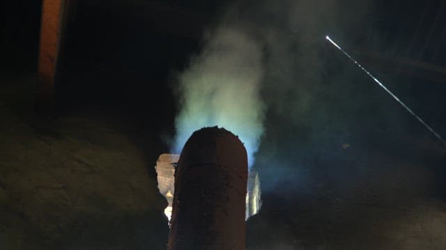 실내 굴뚝에서 연기가 피어오름