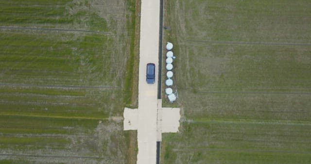 농촌 농지를 지나가는 자동차