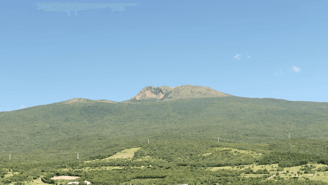 맑은 하늘 아래 펼쳐진 푸른 산
