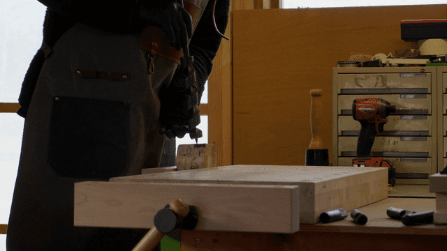 작업장에서 도구를 사용하는 목수