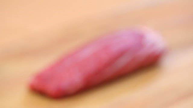 나무 도마 위에 올려진 신선한 생고기