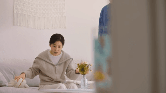 벽 뒤에서 아이의 시선으로 바라보는 부모님의 싸움