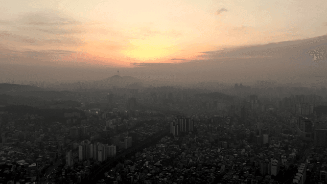 해가 뜨는 도시의 스카이라인