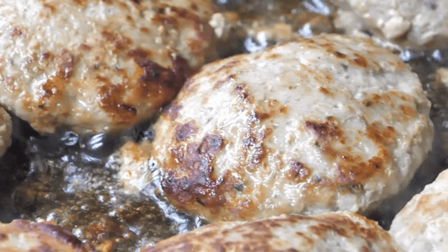 뜨거운 팬에서 지글거리는 육즙 가득한 패티