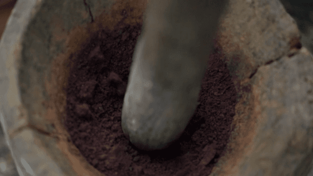 절구에서 재료를 갈기