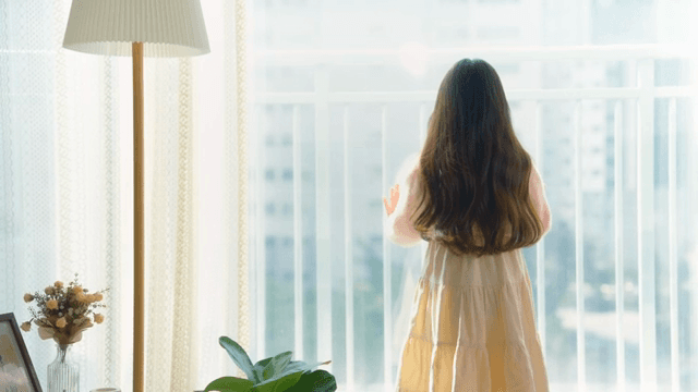 창밖을 바라보는 아이