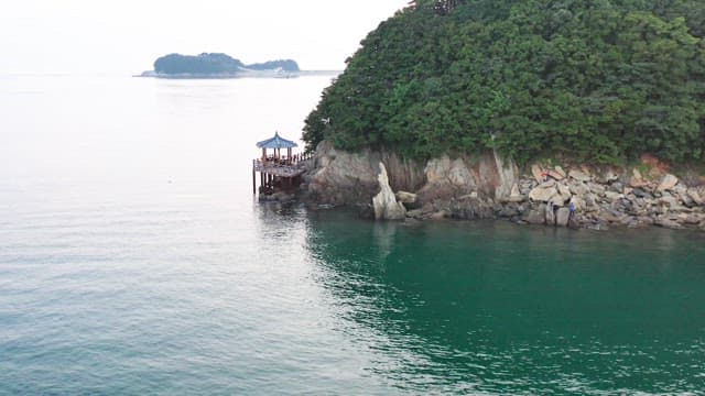 평화로운 바닷가 절벽에 위치한 한국의 전통 정자
