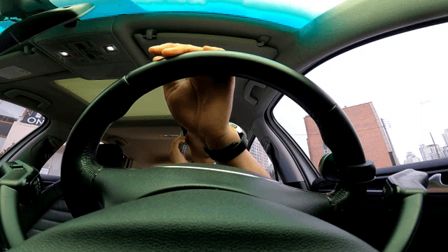 차 안에서 휴대폰을 사용하는 사람