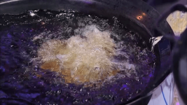 뜨거운 기름에 튀겨지는 닭고기