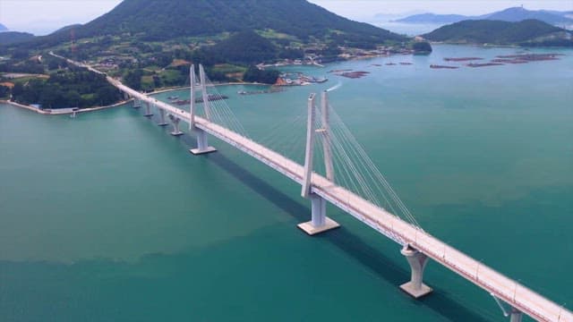 잔잔한 물 위에 우뚝 솟은 현수교