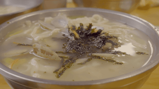 금속 그릇에 담긴 한국식 조개 칼국수