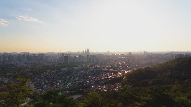다채로운 색상의 일몰 시 도시 스카이라인