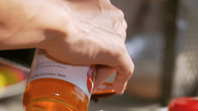 금속 그릇에 식초 붓는 장면