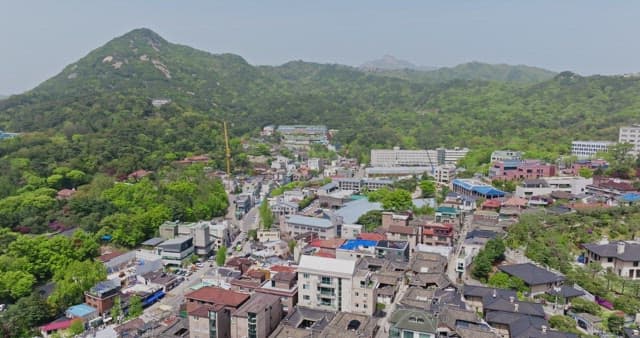 도시 풍경 속 전통 한옥