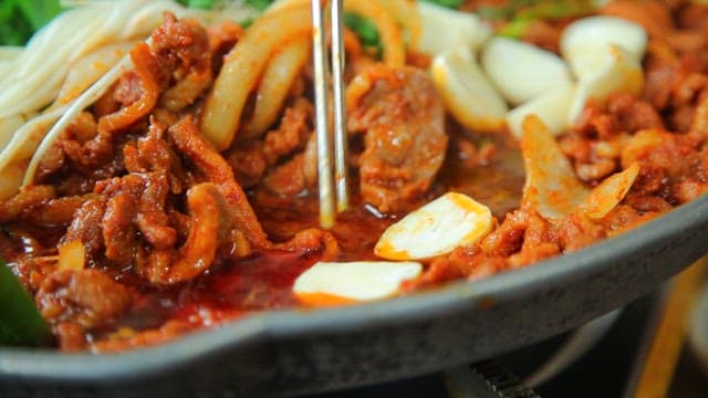 마늘이 들어가 풍미를 더하는 오리불고기