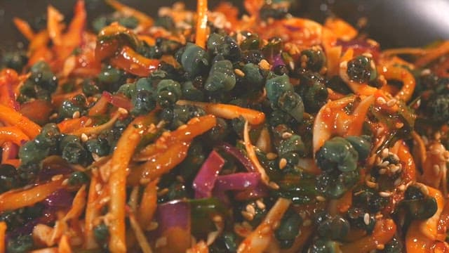 신선하게 차려진 매운 다슬기 무침