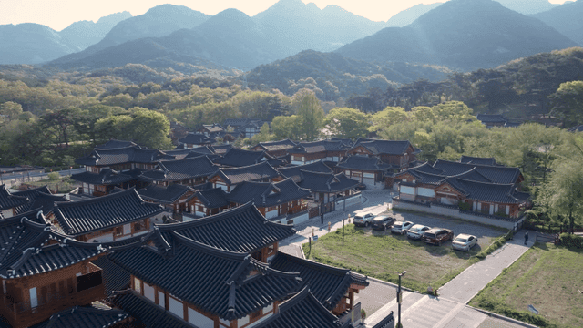 산으로 둘러싸인 전통 한옥 마을