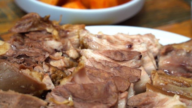 접시에 담긴 맛있게 삶은 수육과 머릿고기