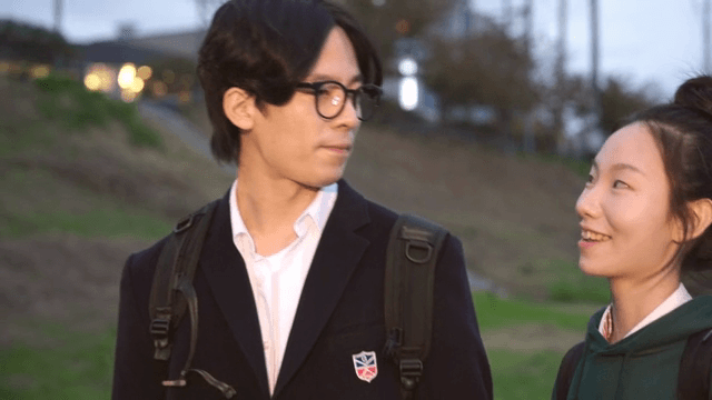 강변 길을 걷는 커플