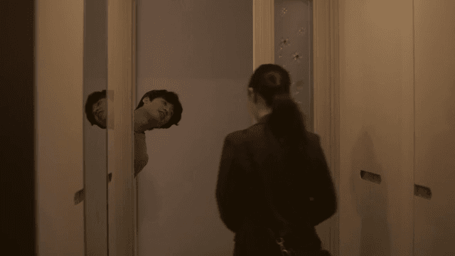 집에 돌아온 여성을 맞이하는 남성