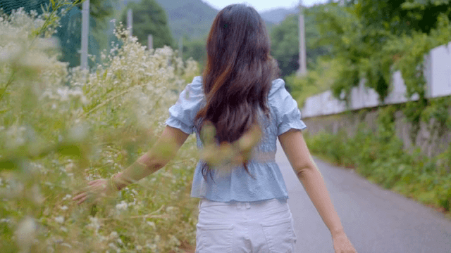 시골 길을 걷는 여성