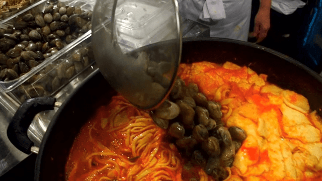 빨간 국물의 칼국수에 넣는 바지락