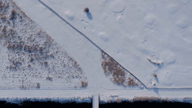 다리와 함께 눈 덮인 풍경