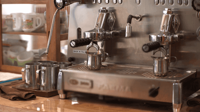 카페의 에스프레소 머신과 컵들