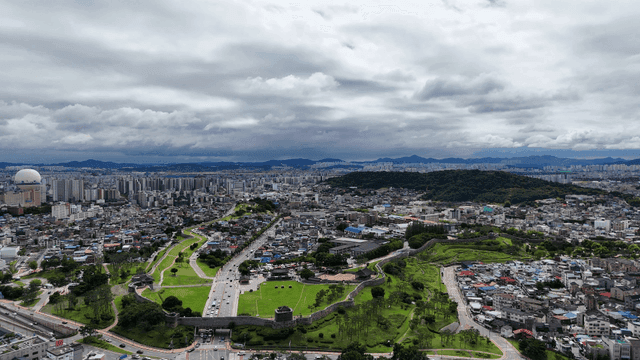 녹색 공원이 있는 광활한 도시 전통 성곽