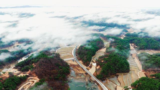 안개가 낀 산간지역의 꼬불꼬불한 도로