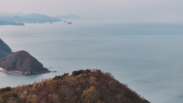 가을 산의 전망대에서 내려다본 푸른 바다
