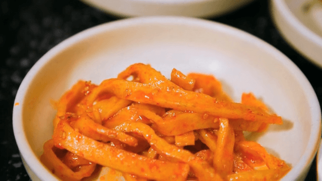 그릇에 담긴 매운 어묵볶음