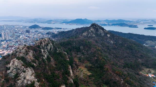 멀리 도시와 바다가 보이는 산 풍경