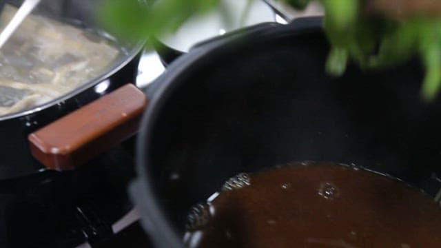 밥솥에 싱싱한 시금치를 넣는 모습