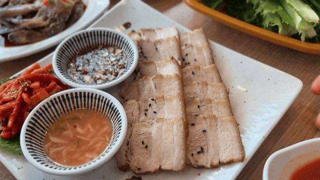 통보쌈과 반찬이 있는 접시