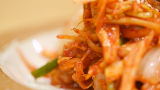 깨가 뿌려진 아삭하고 매콤한 배추김치