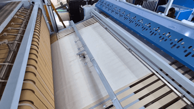 공장에서 작동하는 섬유 빨래 기계