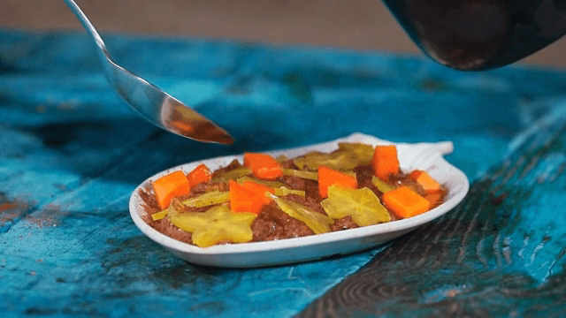 과일로 장식된 디저트에 소스를 붓는 장면