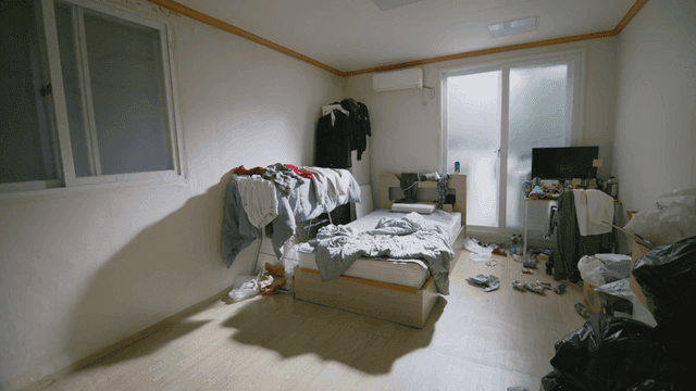 옷과 쓰레기가 흩어진 지저분한 방