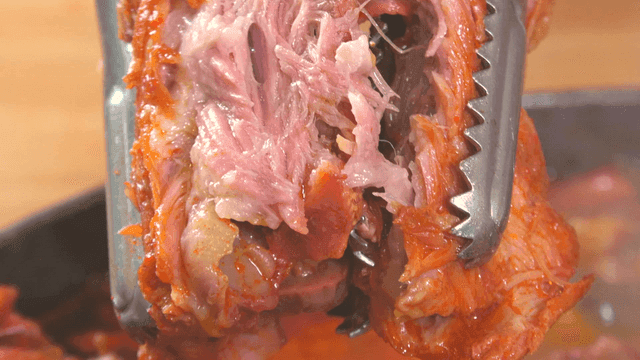 집게로 잡은 육즙 가득한 우거지 감자탕 고기