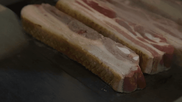 뜨거운 그릴 위에서 지글거리는 삼겹살