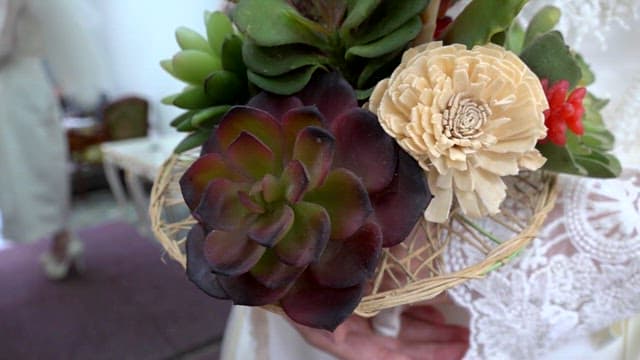 결혼식 날 신부가 들고 있는 꽃다발