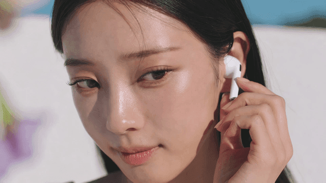 무선 이어폰으로 음악을 듣는 젊은 여성