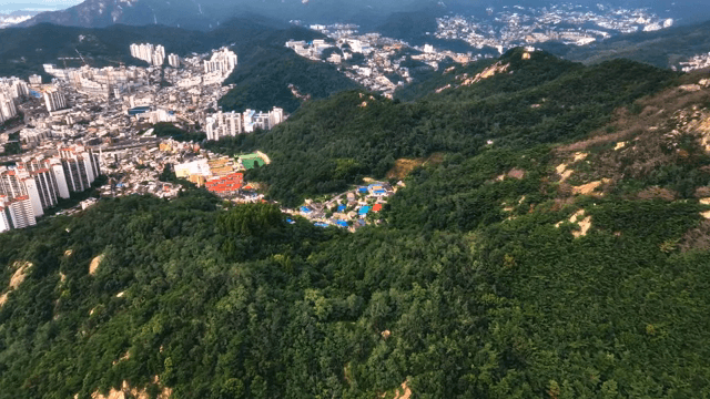 푸른 산 속에 자리 잡은 도시